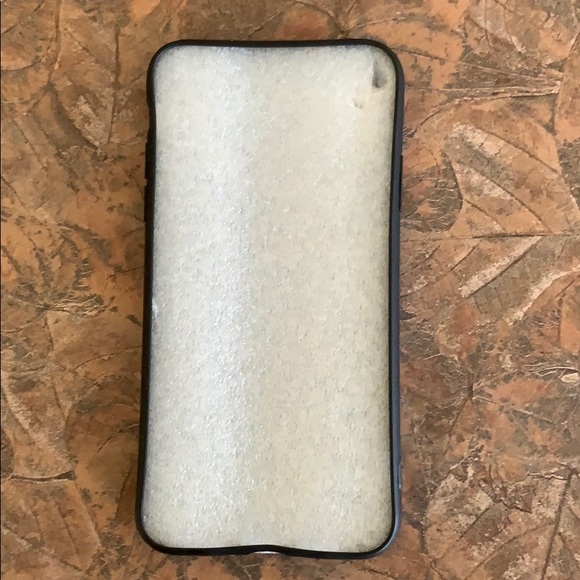 I phone XR KAWS case - Picture 3 of 5